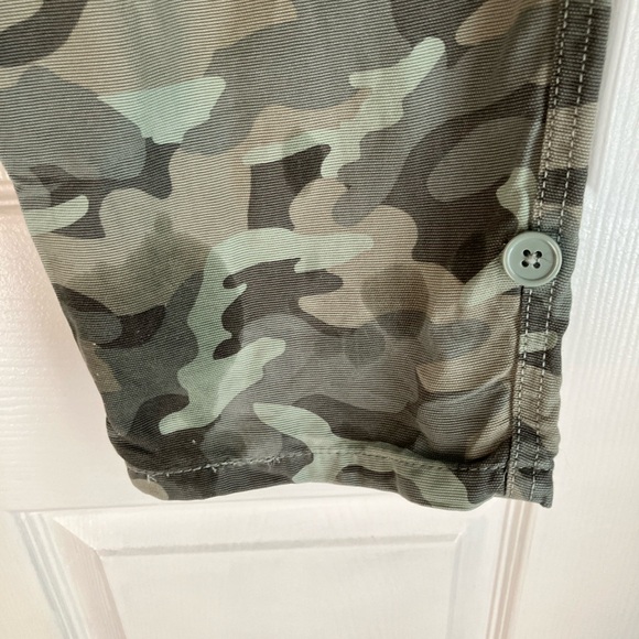 Maurices green camouflage pull on drawstring pants or capri, button tabs.Size 14 - Picture 2 of 8